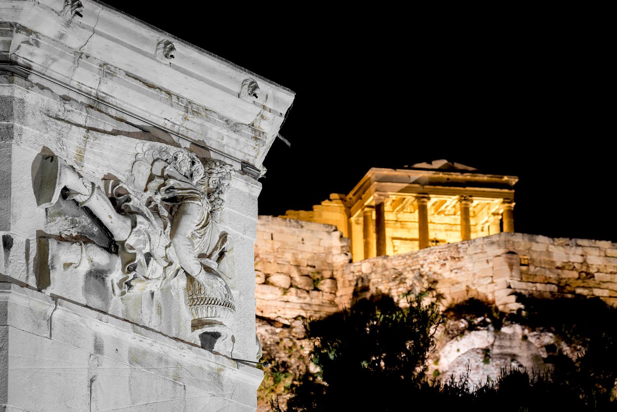 Fotografía nocturna de la Acrópolis, Atenas.